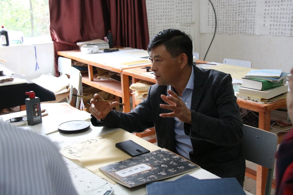 学术主持杨涛先生为学生们传授书法理论知识.jpg